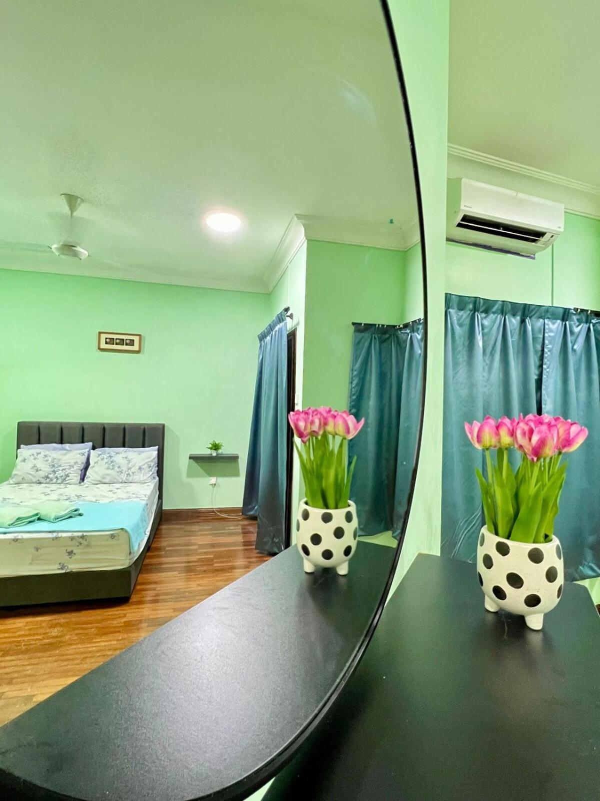 Rini Utama Homestay Скудай Екстер'єр фото