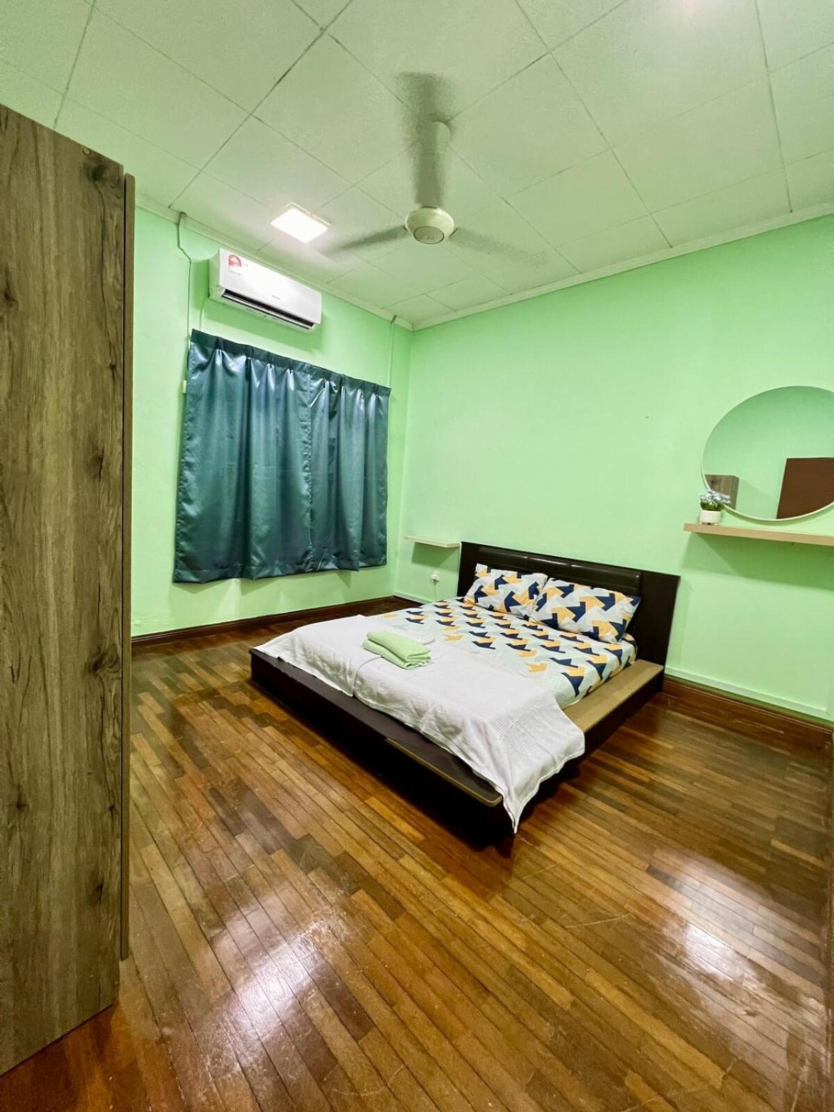 Rini Utama Homestay Скудай Екстер'єр фото