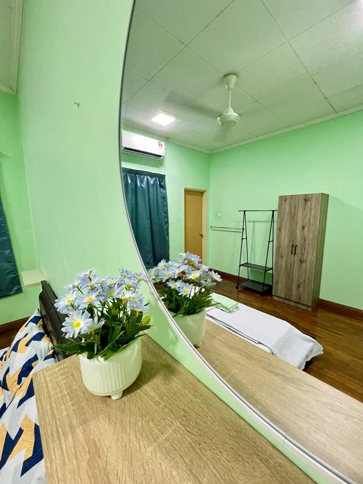 Rini Utama Homestay Скудай Екстер'єр фото