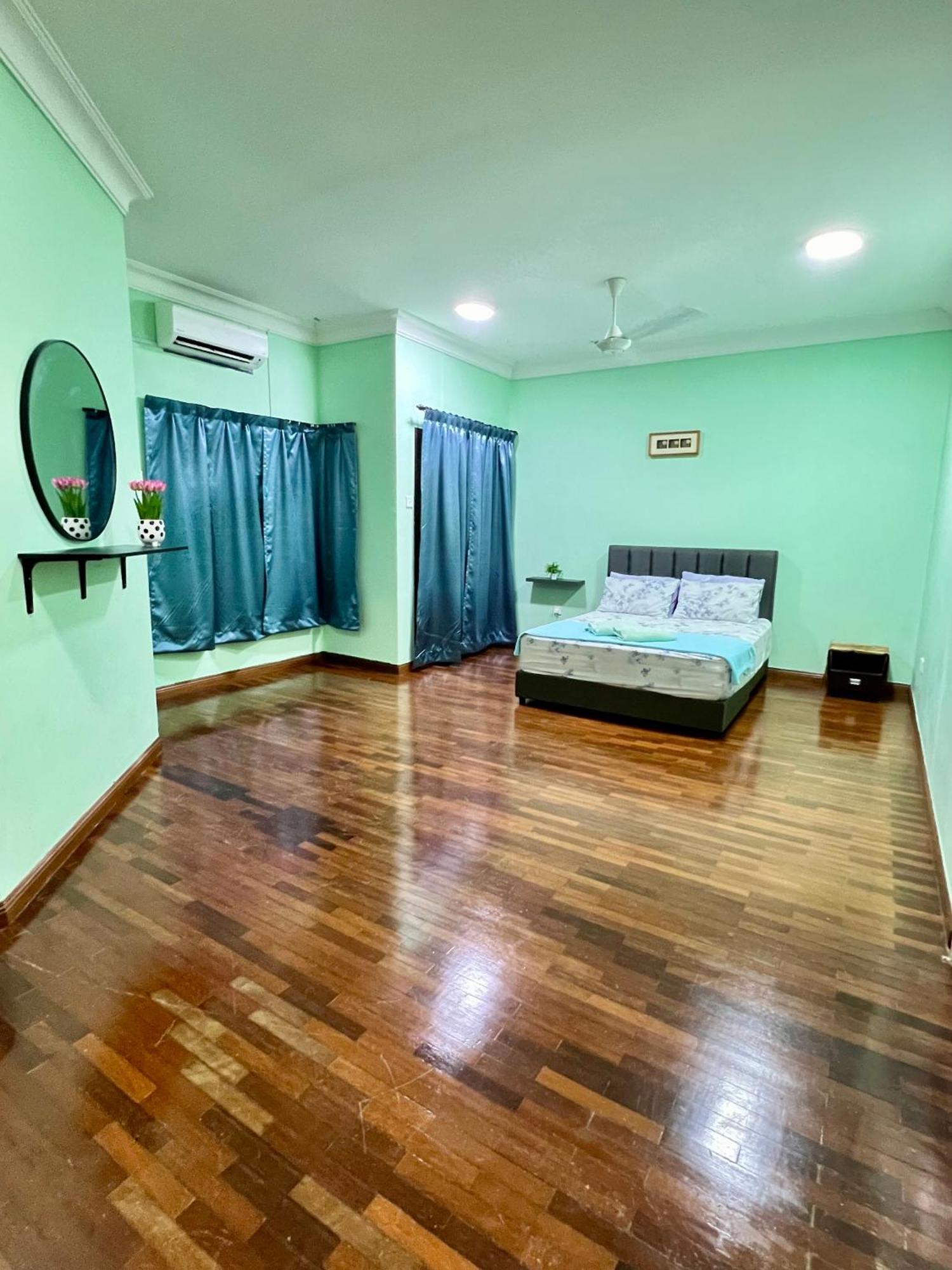 Rini Utama Homestay Скудай Екстер'єр фото